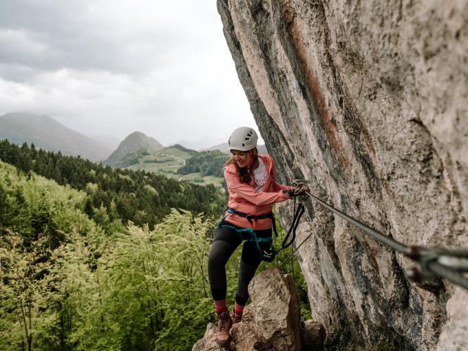 Foto Oberösterreich Tourismus GmbH/Leonore Herzog: Eine Frau klettert auf einem Klettersteig in der Urlaubsregion Pyhrn-Priel.