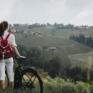 Sie sehen eine Radfahrerin auf einem Hügel in der Steiermark. JUFA Hotels bietet Ihnen den Ort für erlebnisreichen Natururlaub für die ganze Familie.