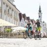 Foto Oberösterreich Tourismus GmbH/Moritz Ablinger: Mit dem Fahrrad durch die historische Altstadt von Steyr.