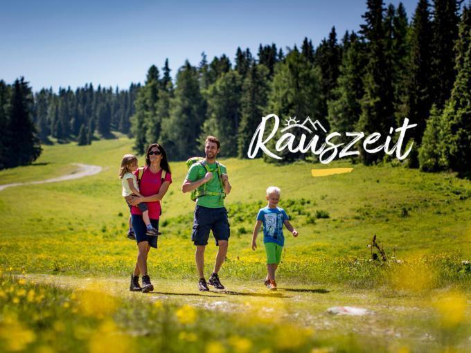 Sie sehen eine Familie beim Wandern in der Steiermark im Sommer. JUFA Hotels bietet erholsamen Familienurlaub und einen unvergesslichen Wanderurlaub