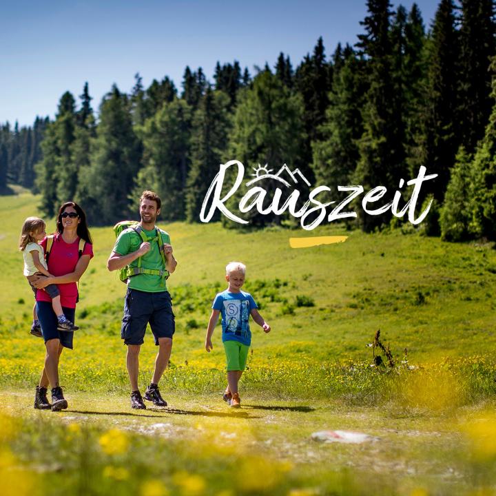 Sie sehen eine Familie beim Wandern in der Steiermark im Sommer. JUFA Hotels bietet erholsamen Familienurlaub und einen unvergesslichen Wanderurlaub