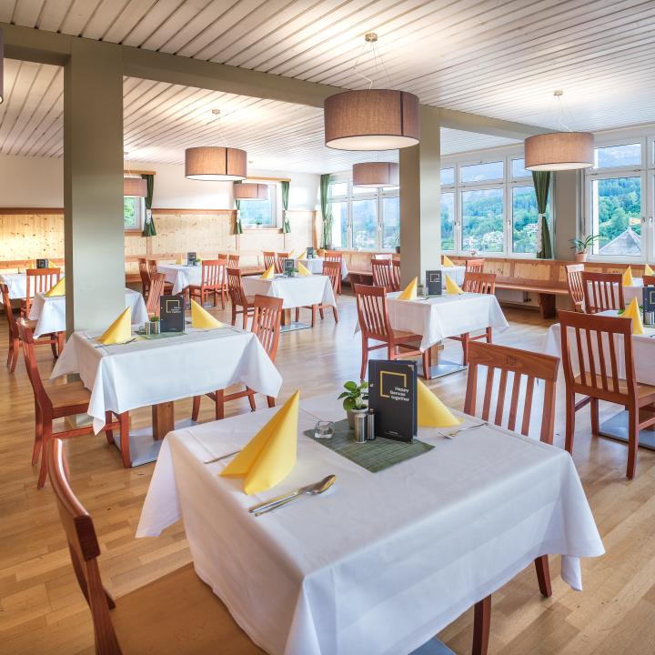 Sie sehen die Sitzbereiche im Restaurant und Frühstücksbereich im JUFA Hotel Bad Aussee***. Der Ort für tollen Sommerurlaub an schönen Seen für die ganze Familie.