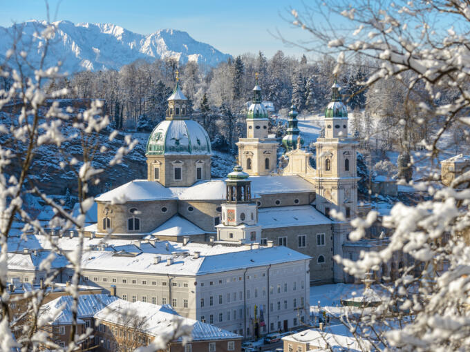 Sie sehen den Blick vom KapuzinerbergSalzburg cathedral in winter