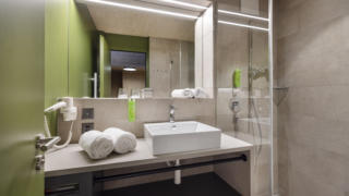 Sie sehen das Bad eines FF4 Zimmers im JUFA Hotel Savognin***s.