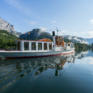 Sie sehen ein Schiff am Grundlsee. JUFA Hotels bietet tollen Sommerurlaub an schönen Seen für die ganze Familie.