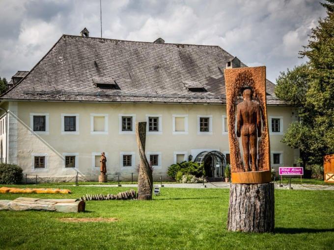 Sie sehen die Außenansicht von Schloss Albeck in Sirnitz in Kärnten im Sommer. JUFA Hotels bietet erholsamen Familienurlaub und einen unvergesslichen Sommerurlaub.
