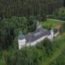 Sie sehen eine Luftaufnahme des JUFA Hotels Schloss Röthelstein. Der Ort für erholsamen Familienurlaub und einen unvergesslichen Winter- und Wanderurlaub.