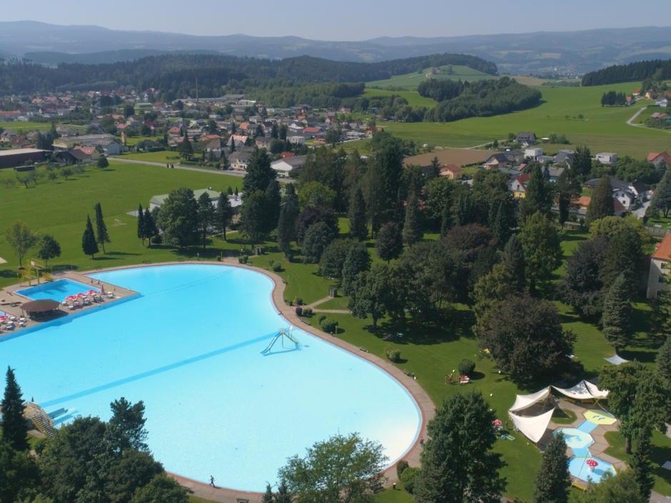 Sie sehen ein Panorama vom Schlossbad Bärnbach in der Nähe vom JUFA Hotel Maria Lankowitz. Der Ort für kinderfreundlichen und erlebnisreichen Urlaub für die ganze Familie.