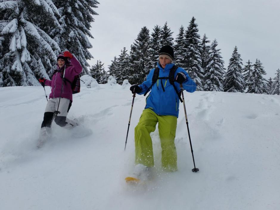 Sie sehen ein Paar beim Schneeschuhwandern im Murtal im Winter. JUFA Hotels bietet erholsamen Familienurlaub und einen unvergesslichen Winterurlaub.