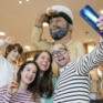Sie sehen eine Familie beim Selfie machen mit dem Matrosen im JUFA Hotel Hamburg HafenCity. Der Ort für kinderfreundlichen und erlebnisreichen Urlaub für die ganze Familie.