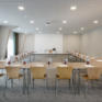 Sie sehen den Seminarraum Bürgeralpe mit Bestuhlung im JUFA Hotel Erlaufsee. Der Ort für erfolgreiche und kreative Seminare in abwechslungsreichen Regionen.