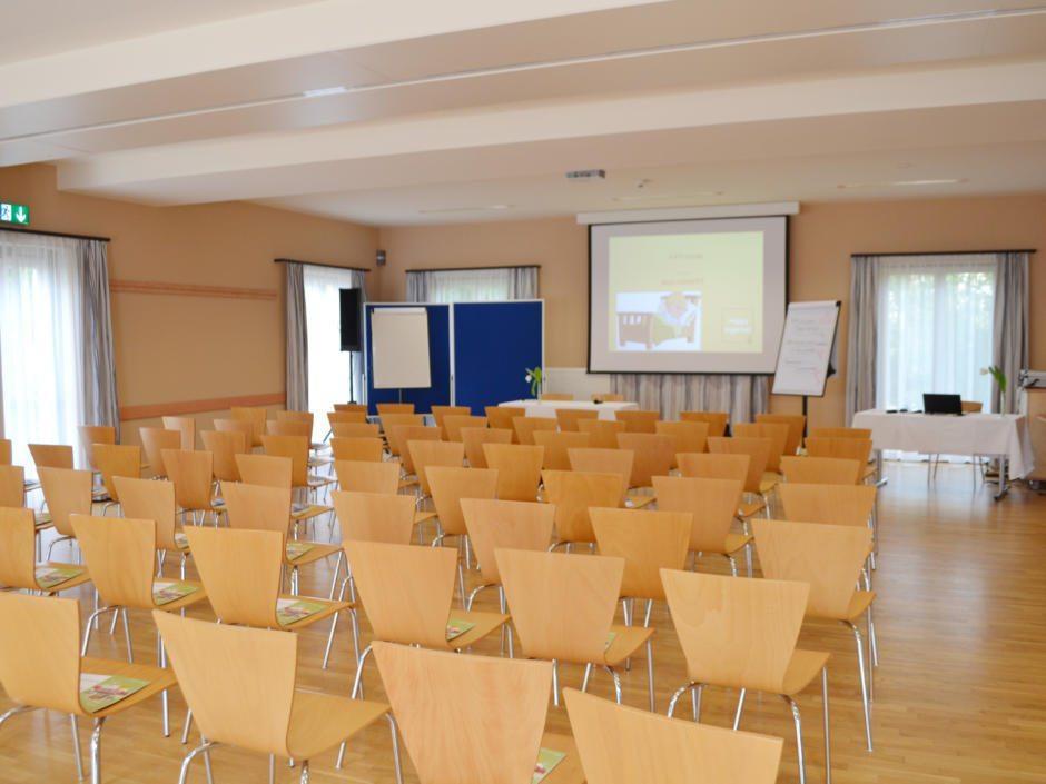 Gut ausgestatteter Seminarraum mit Reihenbestuhlung im JUFA Hotel Fürstenfeld – Sport-Resort. Der Ort für erfolgreiches Training in ungezwungener Atmosphäre für Vereine und Teams.