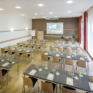 Sie sehen einen gut ausgestatteten Seminarraum mit Reihenbestuhlung im JUFA Hotel Graz City***. Der Ort für erfolgreiche und kreative Seminare in abwechslungsreichen Regionen.