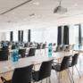 Sie sehen einen gut ausgestatteten Seminarraum im JUFA Hotel Hamburg HafenCity mit Elblick. JUFA Hotels bietet den Ort für erfolgreiche und kreative Seminare in abwechslungsreichen Regionen.