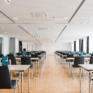 Sie sehen einen gut ausgestatteten Seminarraum im JUFA Hotel Hamburg HafenCity mit Reihenbestuhlung. JUFA Hotels bietet den Ort für erfolgreiche und kreative Seminare in abwechslungsreichen Regionen.