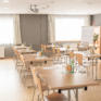 Sie sehen einen Seminarraum vom JUFA Hotel Montafon. Der Ort für erfolgreiche und kreative Seminare in abwechslungsreichen Regionen.