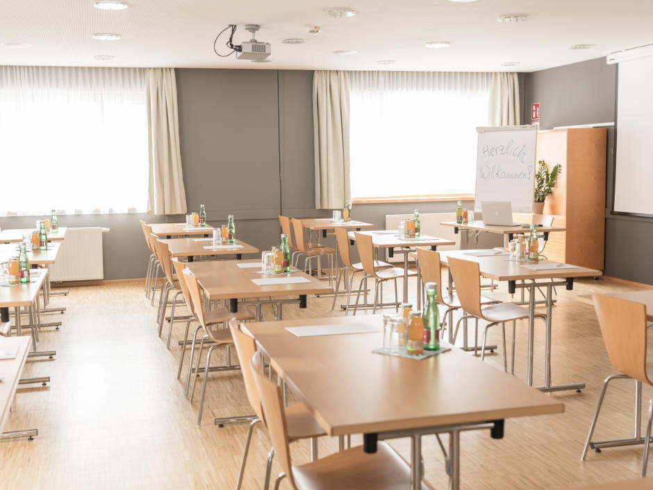Sie sehen einen Seminarraum vom JUFA Hotel Montafon. Der Ort für erfolgreiche und kreative Seminare in abwechslungsreichen Regionen.