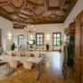 Sie sehen einen Seminarraum mit geöffneter Holztüre im JUFA Hotel Schloss Röthelstein/Admont***. Der Ort für märchenhafte Hochzeiten und erfolgreiche und kreative Seminare.