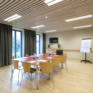 Sie sehen einen Seminarraum im JUFA Hotel Sigmundsberg. Der Ort für erfolgreiche und kreative Seminare in abwechslungsreichen Regionen.