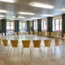 Sie sehen eine Sesselkreis in einem Seminarraum des JUFA Hotels Sigmundsberg. Der Ort für erfolgreiche und kreative Seminare in abwechslungsreichen Regionen.