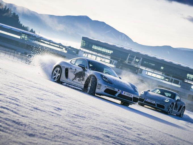 Sie sehen ein Bild von der Winter Experience mit dem Porsche 718 Cayman S im Driving Center am Red Bull Ring in Spielberg. Adrenalin pur bei Ihrem Urlaub in den JUFA Hotels im Murtal.