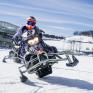 Sie sehen ein Bild von der Schneemobil Experience im Winter am Red Bull Ring, welche den nötigen Adrenalinschub bei Ihrem Urlaub in den JUFA Hotels im Murtal bringt.