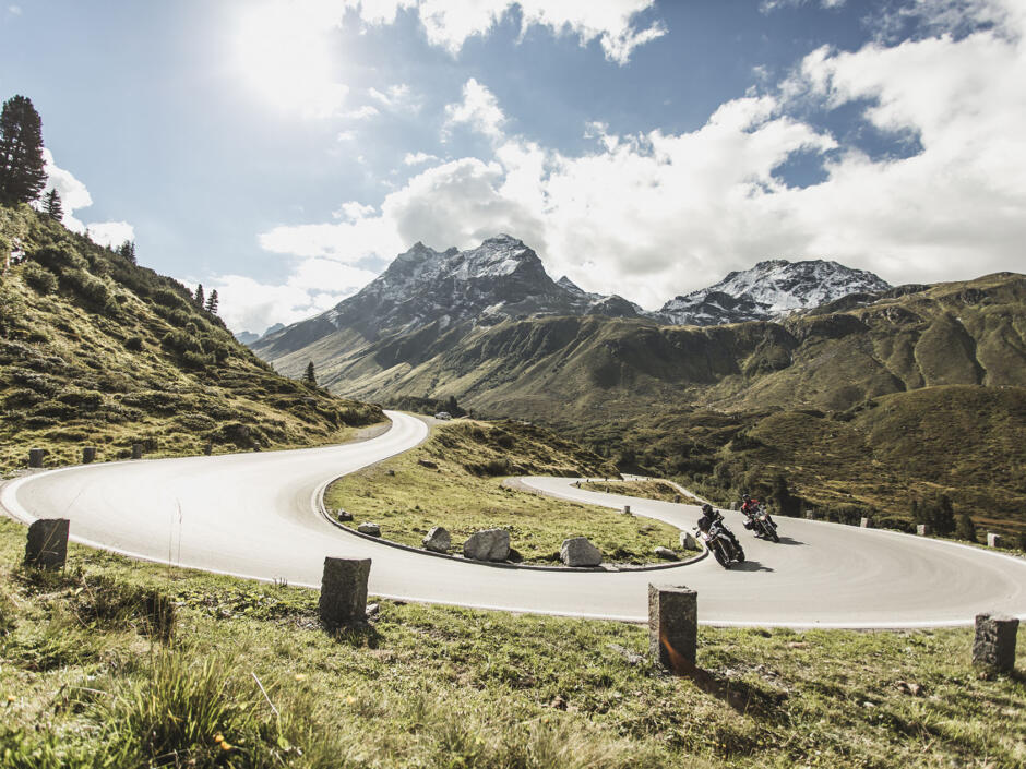 Sie sehen Motorradfahrer im Sommer auf der Silvretta Hochalpenstraße in Vorarlberg
