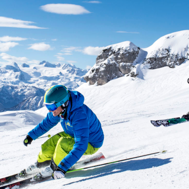 Skifahrer düsen die Pisten im Skigebiet Loser im Ausseerland hinunter