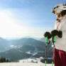 Sie sehen eine Skifahrerin im Skigebiet Annaberg. JUFA Hotels bietet erholsamen Familienurlaub und einen unvergesslichen Winterurlaub.