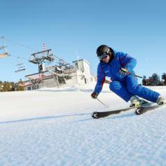 Skifahrer fährt auf einer perfekt präparierten Piste im Skigebiet Hochkar im Mostviertel. JUFA Hotels bietet erholsamen Familienurlaub und einen unvergesslichen Winterurlaub.