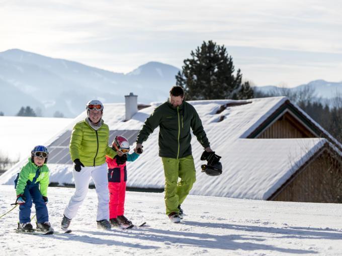 Sie sehen Skifahrer im Skigebiet Schwabenbergarena Turnau. JUFA Hotels bietet erholsamen Familienurlaub und einen unvergesslichen Winterurlaub.