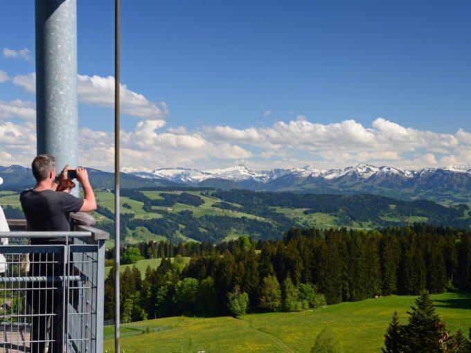 Wanderer genießen das tolle Bergpanorama am Skywalk Allgäu in Scheidegg in Bayern. JUFA Hotels bieten erholsamen Familienurlaub und einen unvergesslichen Winter- und Wanderurlaub.