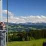 Wanderer genießen das tolle Bergpanorama am Skywalk Allgäu in Scheidegg in Bayern. JUFA Hotels bieten erholsamen Familienurlaub und einen unvergesslichen Winter- und Wanderurlaub.