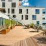 Sie sehen die gemütliche Sonnenterrasse im JUFA Hotel Hamburg HafenCity mit Elblick. JUFA Hotels bietet den Ort für erfolgreiche und kreative Seminare in abwechslungsreichen Regionen.