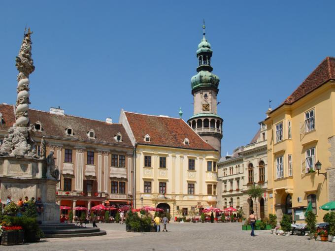 Sopron in Ungarn an einem herrlichen Sommertag. JUFA Hotels bieten erholsamen Familienurlaub und einen unvergesslichen Winter- und Wanderurlaub.