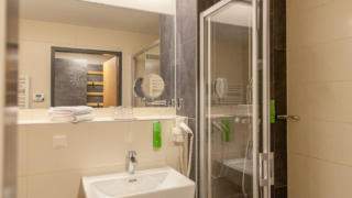 Sie sehen einen Spiegel im Bad im JUFA Hotel Mariazell – Erlaufsee Sport-Resort. Der Ort für erfolgreiches Training in ungezwungener Atmosphäre für Vereine und Teams.