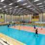 Sie sehen die Sporthalle beim JUFA Hotel Bleiburg/Pliberk – Sport-Resort mit einem Volleyballnetz. JUFA Hotels bietet Ihnen den Ort für erfolgreiches Training in ungezwungener Atmosphäre für Vereine und Teams.