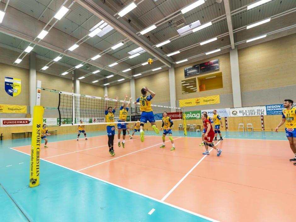 Sie sehen die Sporthalle beim JUFA Hotel Bleiburg/Pliberk – Sport-Resort mit einem Volleyballteam. JUFA Hotels bietet Ihnen den Ort für erfolgreiches Training in ungezwungener Atmosphäre für Vereine und Teams.