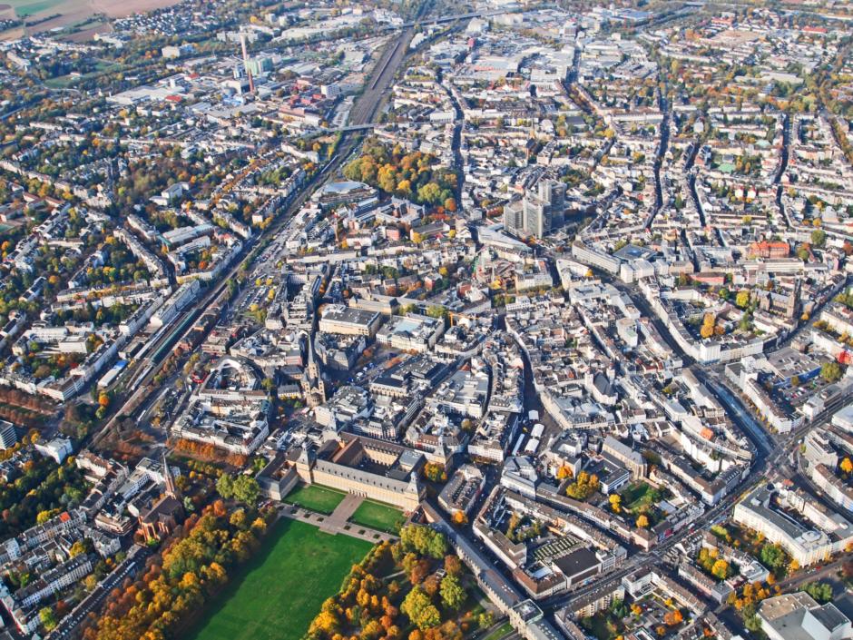 Sie sehen eine Luftaufnahme der Stadt Bonn.