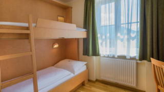 Sie sehen ein Stockbett im JUFA Hotel Altaussee***