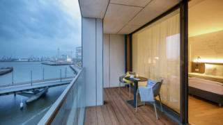 Sie sehen einen Balkon von einer Suite im JUFA Hotel Hamburg HafenCity. Der Ort für erlebnisreichen Städtetrip für die ganze Familie und der ideale Platz für Ihr Seminar.