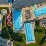 Sie sehen die Tauern Spa Wasserwelt von oben in der Nähe vom JUFA Hotel Kaprun. Der Ort für kinderfreundlichen und erlebnisreichen Urlaub für die ganze Familie.