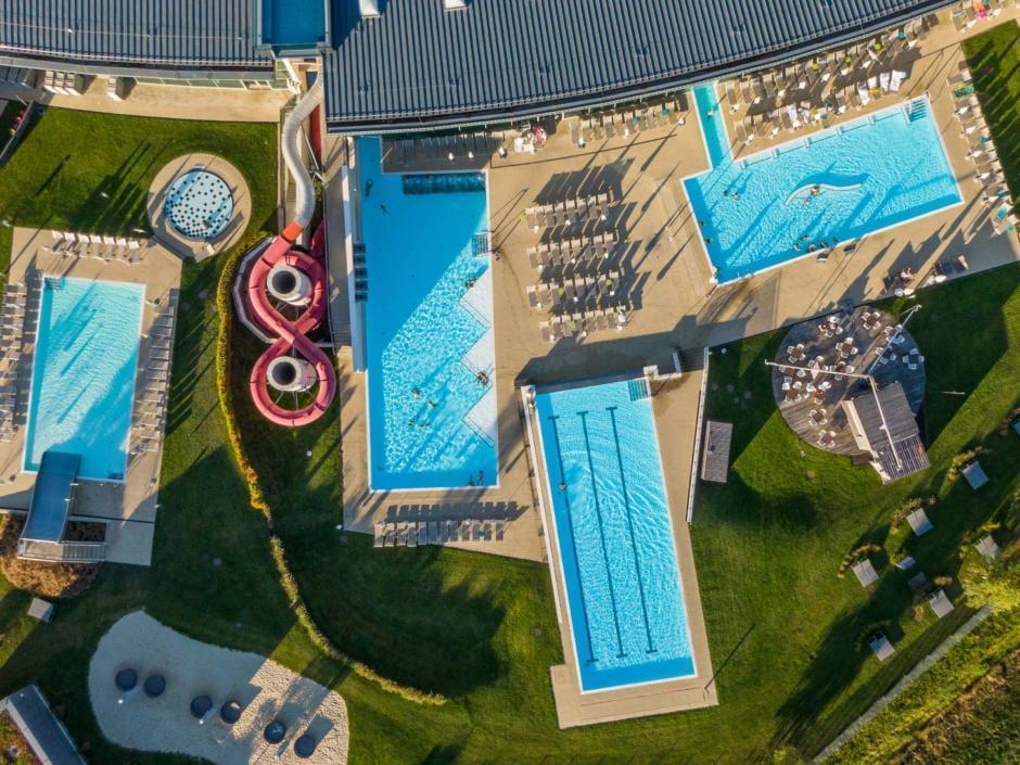 Sie sehen die Tauern Spa Wasserwelt von oben in der Nähe vom JUFA Hotel Kaprun. Der Ort für kinderfreundlichen und erlebnisreichen Urlaub für die ganze Familie.