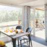 Sie sehen einen Tisch in einem Mobile Home beim JUFA Vulkan Thermen-Resort mit Frühstück. JUFA Hotels bietet erholsamen Thermenspass für die ganze Familie.