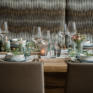 Sie sehen ein Tischgedeck mit Weingläsern im EventArium am JUFA Hotel Neutal – Landerlebnis. Der Ort für erlebnisreichen Natururlaub für die ganze Familie.