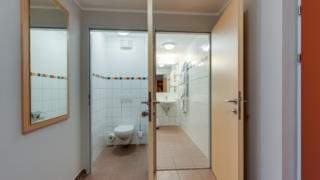 Toilette und Badezimmer im JUFA Hotel Veitsch. Der Ort für kinderfreundlichen und erlebnisreichen Urlaub für die ganze Familie.