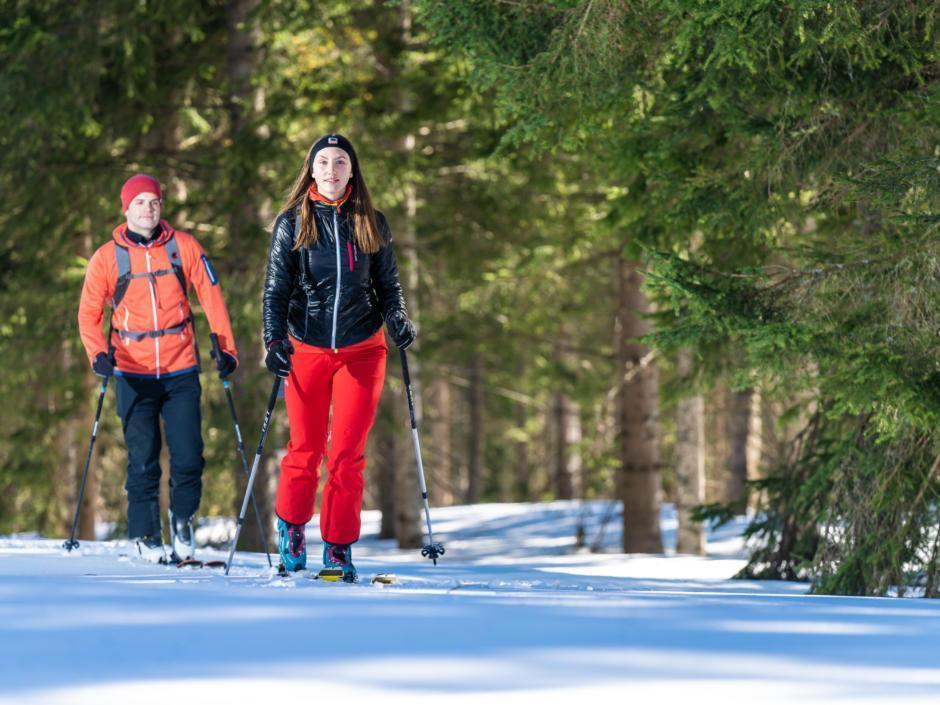 Sie sehen ein Tourengeher-Pärchen im Skigebiet Mariazeller Bürgeralpe. JUFA Hotels bietet erholsamen Familienurlaub und einen unvergesslichen Winterurlaub.