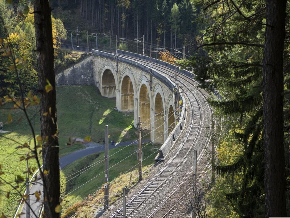 Sie sehen ein Bahnviadukt vom Weltkulturerbe Semmeringbahn in Niederösterreich.