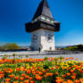 Sie sehen den Uhrturm in Graz im Frühling. JUFA Hotels bietet erholsamen Familienurlaub und einen unvergesslichen Winterurlaub