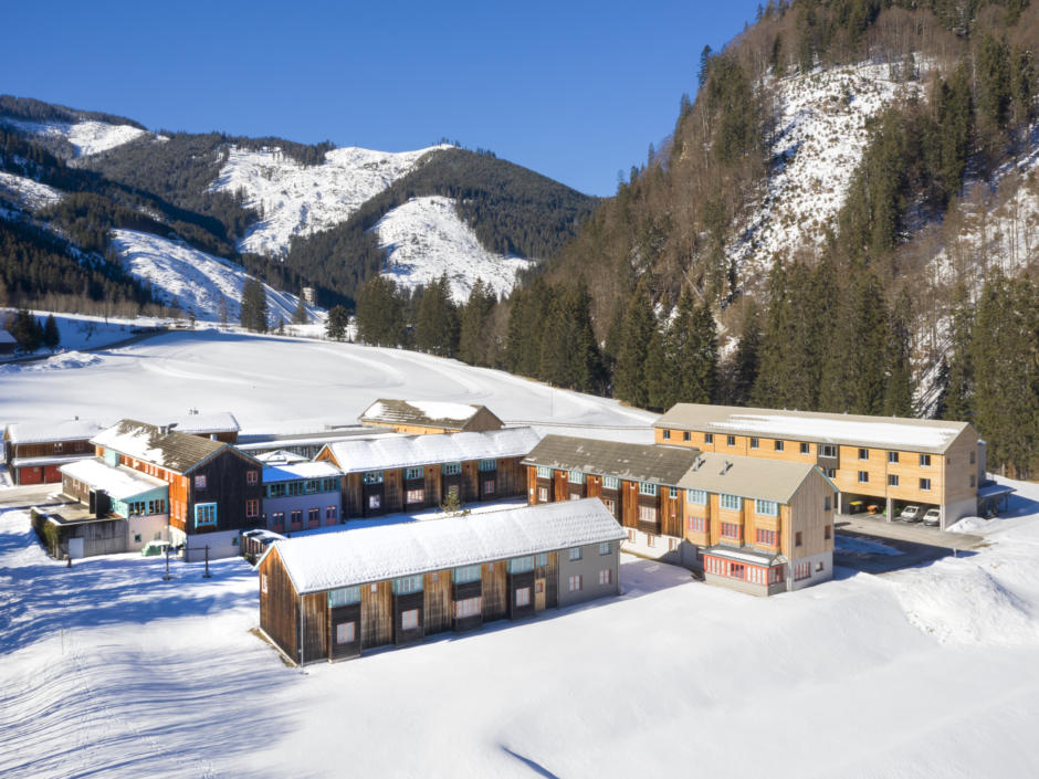 Sie sehen das JUFA Hotel Eisenerz von oben im Winter. Der Ort für erholsamen Familienurlaub und einen unvergesslichen Winter- und Wanderurlaub.